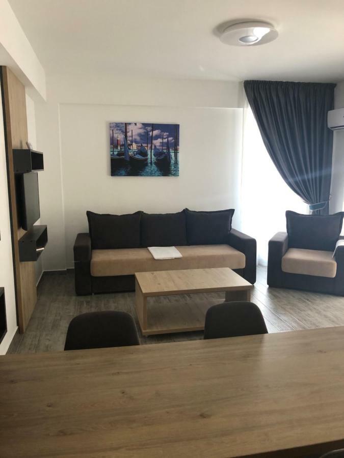 Ella C&c Apartment Navodari